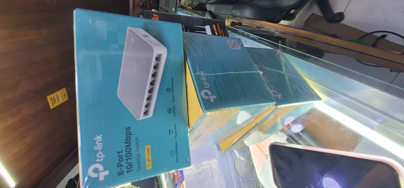 TPLINK 8 PORTS SWITCH